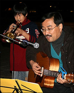 제6차 시드니 촛불집회에서 아들과 함께 공연하는 이영대 목사.