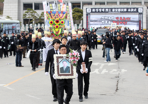 눈물바다 영결식 지난 2월 26일 태안 기름유출사고로 경제적인 어려움을 겪던 피해주민대책위원장을 지낸 고(故) 성정대(53)씨의 영결식이 충남 태안군청 앞 광장에서 열렸다.
