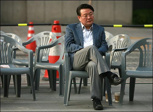 조전혁 의원이 콘서트 시작을 앞두고 의자에 앉아 생각에 잠겨 있다.