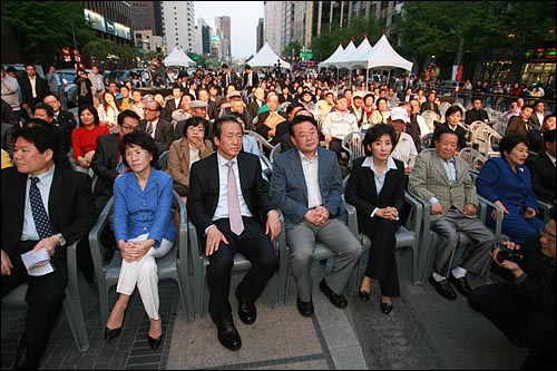 법원 판결을 무시하고 전교조 등 교원단체 명단을 공개해서 강제이행금을 물게 된 한나라당 조전혁 의원 돕기 콘서트가 열린 13일 저녁 서울 청계광장에 한나라당 정몽준 대표, 진수희, 나경원, 전여옥, 정두언 의원 등이 참석해 있다.