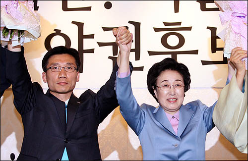 한명숙 민주당 후보와 이상규 민주노동당 후보가 14일 오전 국회 귀빈식당에서 서울시장 야권후보 단일화에 합의한 뒤 필승을 다짐하고 있다.