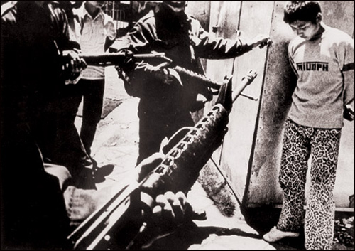 1980년 5월 27일 계엄군이 '충정작전'을 통해 전남도청을 다시 장악하면서 5.18은 막을 내렸다. 사진은 '충정작전'으로 체포된 시민군.