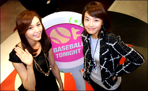  김민아(왼쪽), 송지선 아나운서가 MBC ESPN 스튜디오 안에서 인터뷰 도중, 환하게 웃고 있다.