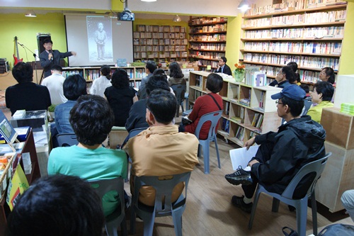 권정생선생님 3주기 추모행사에서 '한티재 하늘' 이야기에 몰두한 참석자들