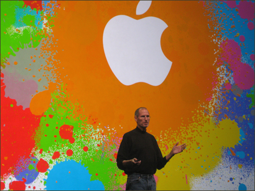 아이패드를 공개하고 있는 스티브 잡스. 애플의 상징인 '무지개 사과'와 '다르게 생각하라(Think Different)'는 회사 모토는 실리콘 밸리의 분방함과 다양성을 보여준다.