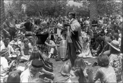 '사랑의 여름(Summer of Love).' 60-70년대의 미국 저항운동은 억압적이고 위계적이 권력에 대한 저항이자 즐겁고 유쾌한 문화 운동이었다.