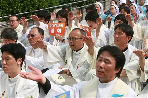 천주교정의구현사제단은 17일 오후 서울 명동성당 들머리에서 '4대강 사업 중단 촉구 전국사제단 단식기도회'를 열고 이날부터 단식에 돌입했다.