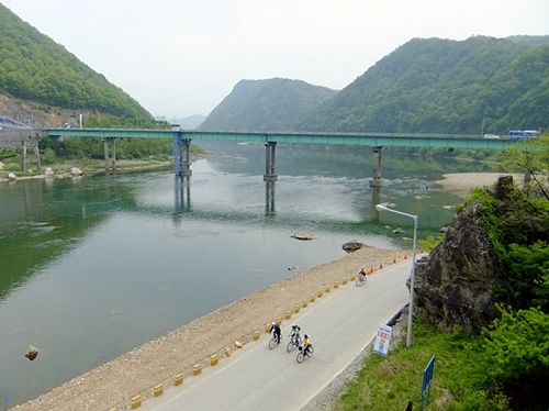 차량은 못들어오는 강변길을 따라 가평역쪽이나 강촌역쪽으로 많은 사람들이 자전거를 타고 달린다. 