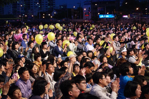 대구 신천 둔치의 1만여 추모객들이 모여서 추모콘서트를 즐기고 있다.  
