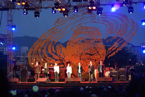 '노찾사'가 오랜만에 대구 무대에서 노래하고 있다. 