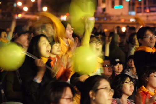 YB밴드의 열광적인 무대에 빠져들어 환호하는 대구시민들의 모습