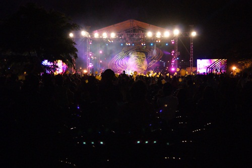 대구 신천 둔치를 메운 1만여 청중들의 모두 함께 파워오브피플을 노래하고 있다.