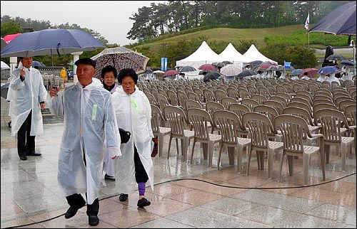  정부의 5월항쟁 홀대에 반발한 5월단체 회원들이 기념식에 참석하지 않고 행사장을 빠져나가고 있다.