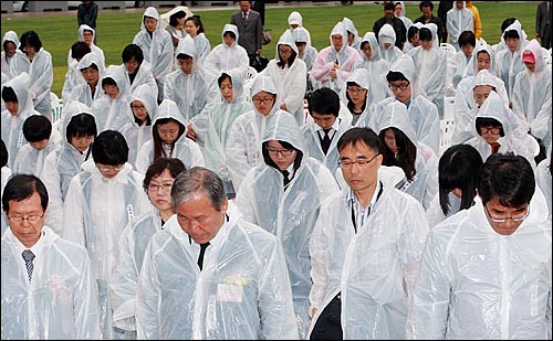 18일 오전 서울시청앞 서울광장에서 열린 '5.18 민중항쟁 제30주년 서울 행사 기념식'에서 참석자들이 묵념을 하고 있다.
