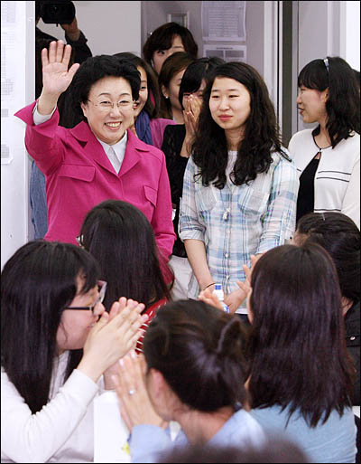 한명숙 민주당 서울시장 후보가 18일 오후 모교인 이화여대를 방문, 총학생회 초청 특강을 하기 위해 학생들의 환호를 받으며 강의실에 들어서고 있다.