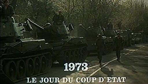  1973년 9월 11일. 라디오에서 '산티아고에 비가 내린다'는 쿠데타 암호명이 떨어지자 피노체트 휘하의 탱크 부대가 대통령궁을 향해 출발하고 있다. 