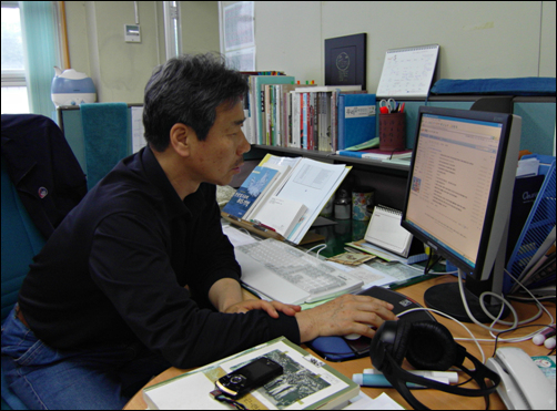 이수일교사가 서울 고척고 교무실(진학지도실)에서 업무를 보고 있다.