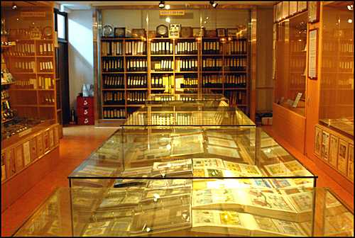 이층 자료실에는 술에 대한 각종 문헌이 전시되어 있다.