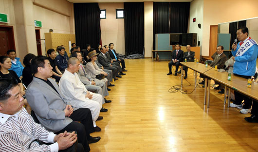  한나라당 안상수 인천시장 후보는 17일 수봉공원에 위치한 문화예술위원회를 방문회 간담회를 가졌다.(사진제공:안상수 후보캠프)