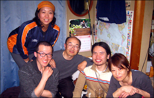 일본 여행에서 만난 사람들. (사진 우측에서 두번째가 조민구씨)