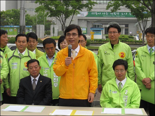 19일 유시민 경기지사 후보가 ‘민주당 수원지역 후보 클린선거 선포식’에 참석했다. 
