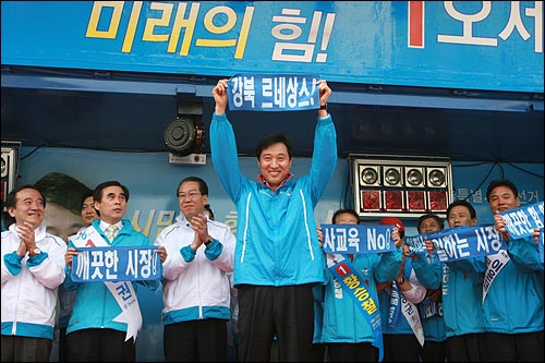  오세훈 한나라당 서울시장 후보가 20일 오전 서울 중랑구 우림시장 3거리에서 열린 유세에서 '강북 르네상스'가 적힌 손수건을 들어보이고 있다.