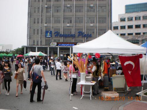 2010년 한양대학교 축제 5월 19일 한양대학교 축제에서 케밥을 팔고 있습니다.