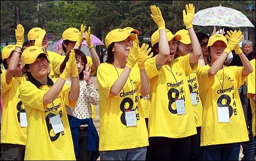 6.2 지방선거의 공식 선거운동이 시작된 20일 오전 경기도 수원 화성행궁 앞에서 야4당 단일후보인 유시민 국민참여당 경기도지사 후보의 거리유세에서 선거운동원들이 유 후보를 지지하며 박수를 보내고 있다.