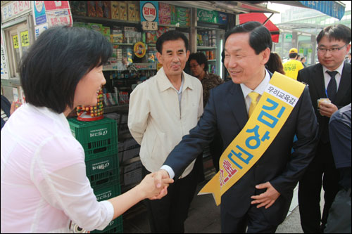 김상곤 후보는 20일 오전 경기도 수원 수원역에서 출정식을 열고 시민들에게 지지를 호소했다.