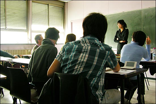 프랑스 국립동양어대학교(INALCO)에서 한국어 강의를 하고 있는 김희연씨.