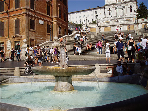 로마에 홍수가 지나간 후, 바로 이곳에 조그만 조각배가 하나 남아 있었는데, 피에트로 베르니니는 이 조각배에서 영감을 얻어 분수를 만들었다고 한다.