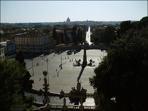 핀초 언덕에서 내려다 보는 로마의 황혼은 유명하다. 오벨리스크의 긴 그림자가  광장을 가르고 있다. 