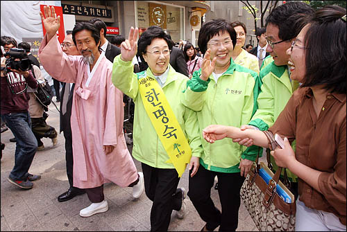 한명숙 서울시장 범야권 단일후보가 6.2 지방선거 공식 선거운동 첫 날인 20일 오후 서울 명동에서 거리유세를 마친 뒤 시민들에게 지지를 당부하고 있다.