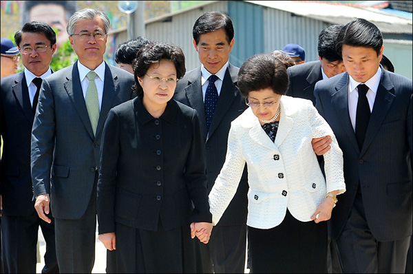  고(故) 노무현 전 대통령의 서거 1주기를 앞둔 20일 오후 이희호 김대중평화센터 이사장이 경남 김해시 진영읍 본산리 봉하마을을 찾아와 미리 기다리고 있던 고(故) 노무현 전 대통령의 부인 권양숙 (재)아름다운봉하 이사장과 함께 고(故) 노무현 전 대통령의 묘역으로 향하고 있다.