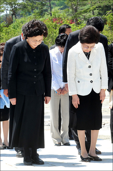  이희호 김대중평화센터 이사장이 고(故) 노무현 전 대통령의 부인 권양숙 (재)아름다운봉하 이사장과 함께 20일 오후 경남 김해 봉하마을 노 전 대통령 묘역을 참배하고 있다.