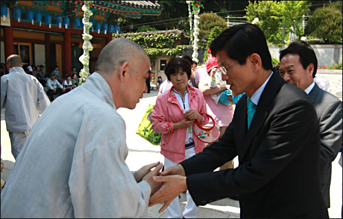 21일 오후 김문수 한나라당 경기도지사 후보가 경기 의왕시 청계사를 방문해 스님들과 인사를 나누고 있다.
