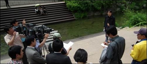 청계천에서 여러 방송사와 같이 서울시 관계자를 인터뷰했습니다. 서울시는 물고기를 사다 푼적이 없다고 극구 부인하였습니다. 