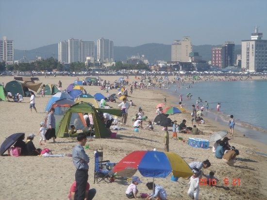  송정해수욕장은 여름 피서철로 변했다. 좀 빨리 찾아온 무더위에 송정 모래밭은 만원사례다. 

