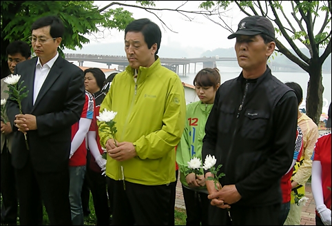  헌화 차례를 기다리는 시민들. 천안함 사건, 검사 스폰서 등 어지러운 시국이 표정에 담겨 있는 듯합니다. 
