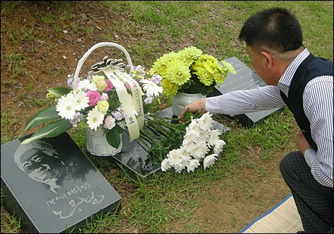  헌화하는 시민. 참석자들 표정이 비가 오락가락 하면서 잔뜩 찌푸린 날씨만큼이나 무거웠습니다.
