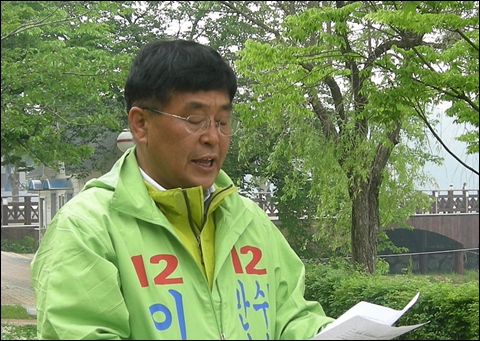   추도사를 낭독하는 이만수 추모행사 추진위원장. 이 위원장은 어린이들이 노무현 전 대통령의 뜻을 배우고 돌아가는 은파관광지로 만드는 게 꿈이라고.
