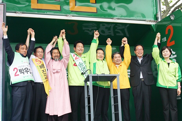 22일 오후 12시 30분 인천 신세계백화점앞에서 인천 범야권단일후보 선거 승리를 위해 야3당 대표와 지도부가 총출동하여 지원유세를 펼쳤다.