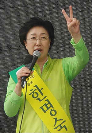 유세 현장에서 브이자를 그려 보이는 한명숙 민주당 서울시장 후보 