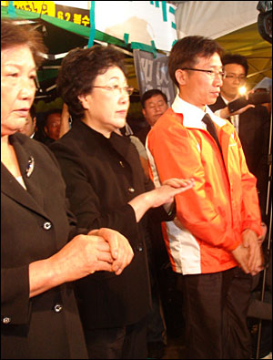 대한문 분향소를 찾아 절을 올리고 있는 한명숙 후보. 왼쪽은 배은심 이한열 열사 어머니, 오른쪽은 이상규 민주노동당 서울시당 위원장.