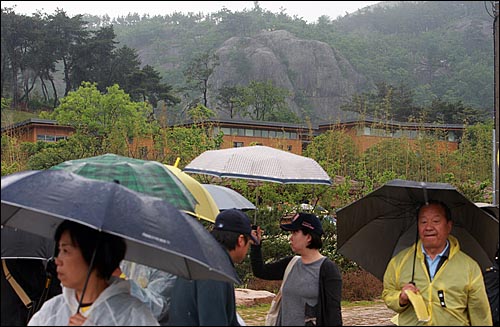 고 노무현 전 대통령 서거 1주기를 맞은 23일 오전 경남 김해시 봉하마을 노 전 대통령 묘역을 찾은 추모객들의 발길이 이어지고 있다.