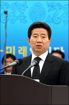 2006년 5.18 26주년 기념식에 참석 기념사를 하고 있는 고 노무현 전 대통령.