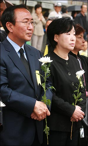  진보신당 노회찬 서울시장 후보와 심상정 경기도지사 후보가 고 노무현 전 대통령 서거 1주기를 맞은 23일 오후 서울 덕수궁 대한문앞에 마련된 시민분향소를 찾아 국화를 들고 헌화순서를 기다리고 있다.