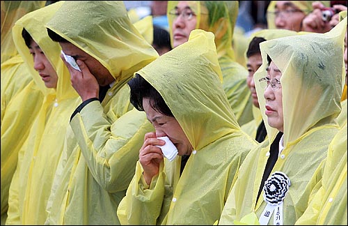 고 노무현 전 대통령 서거 1주기를 맞은 23일 오후 경남 김해시 봉하마을에서 열린 고 노무현 전 대통령 추모식에서 고 노 전 대통령의 부인 권양숙씨와 아들 노건호씨가 '임을 위한 행진곡'이 연주되자 눈물을 흘리고 있다.