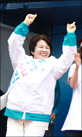 노무현 전 대통령 서거 1주기인 23일, 전여옥 한나라당 의원이 서울 영등포역 앞에서 춤을 추면서 유세를 하고 있다. 
