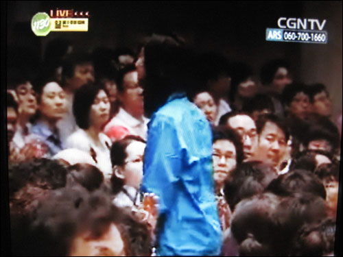최호정 서울시의원 후보 (최시중 방송통신 위원장 딸)가 예배중에 온누리 교회 교인에게 인사를 하고 있다. 